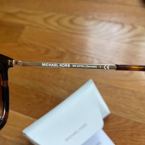 Fabulous Michael Kors Dark Tortoise with Gold Trim Frame - Picture 5 of 8